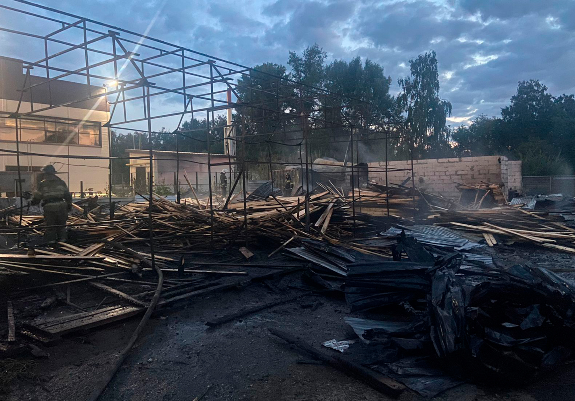 В масштабном пожаре на левом берегу Новосибирска погиб мужчина