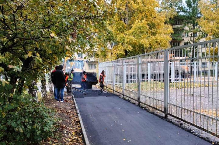 Почему ремонт тротуаров в новосибирском Академгородке идёт осенью?
