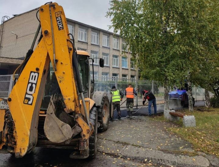 Почему ремонт тротуаров в новосибирском Академгородке идёт осенью?
