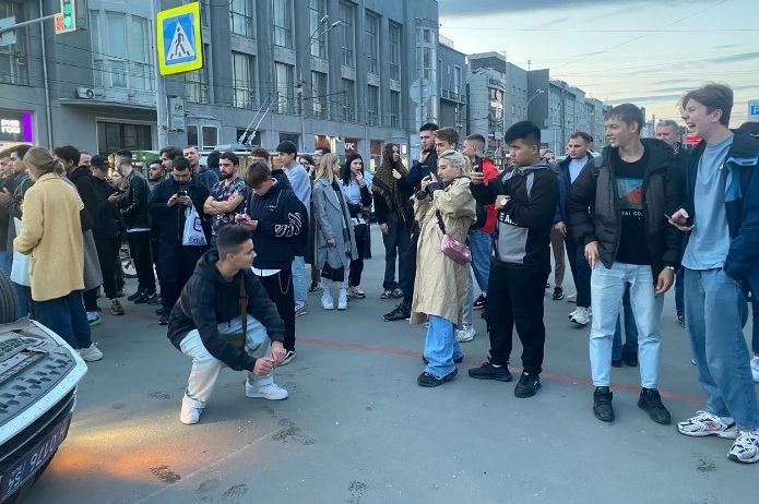 Перевернувшаяся в центре Новосибирска машина ДПС стала фоном для сэлфи