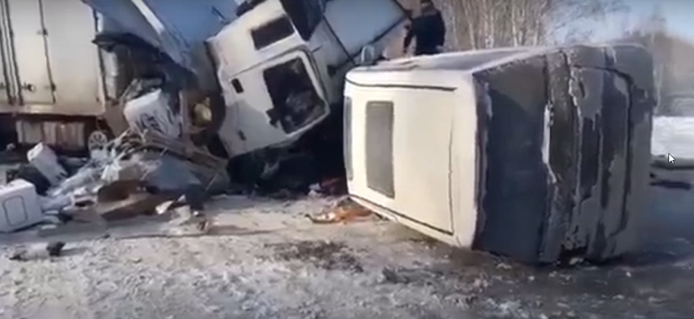 Водитель Hyundai сломал обе ноги в аварии с МАЗом в Новосибирской