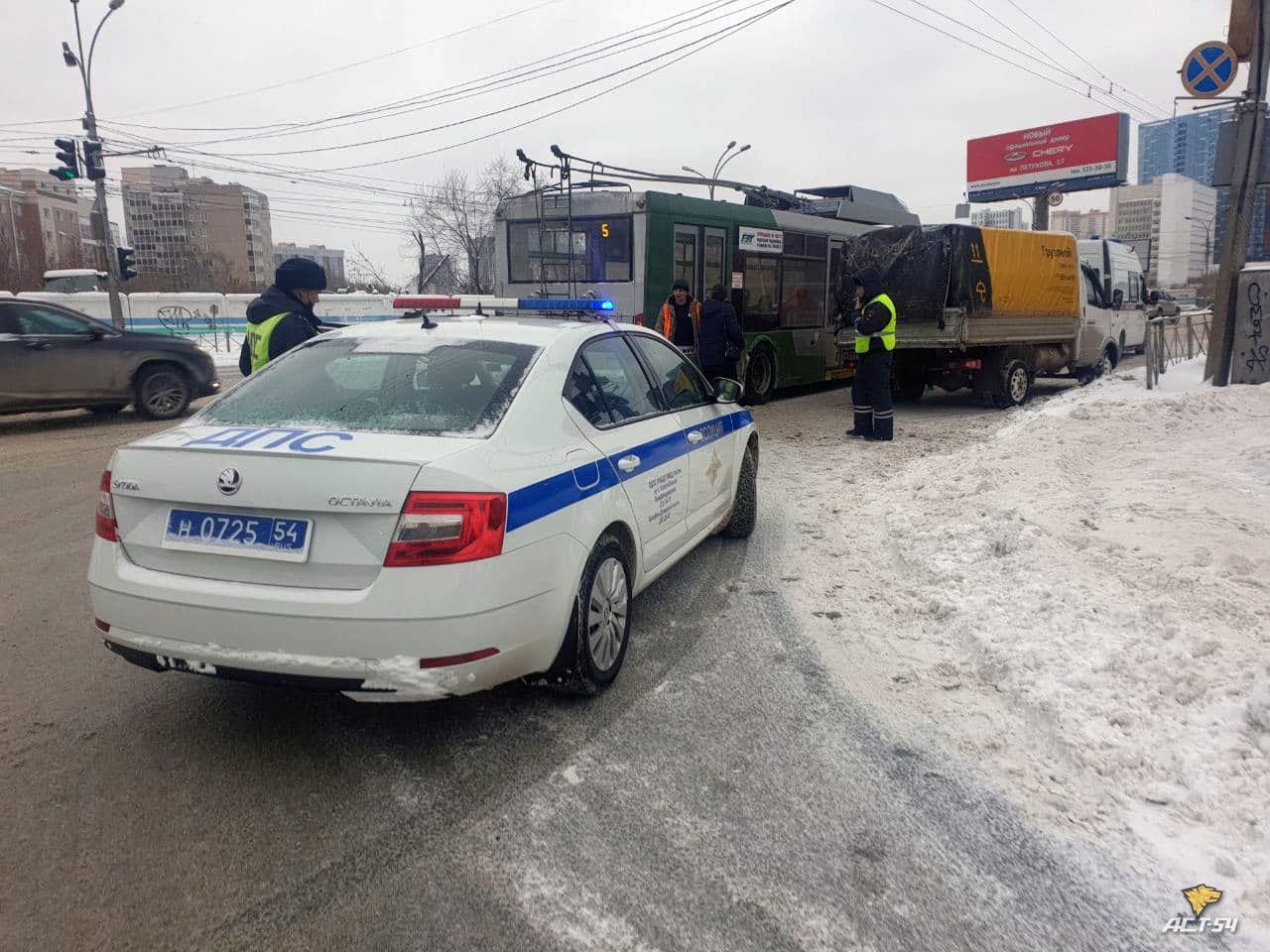 В центре Новосибирска пассажир троллейбуса пострадал в аварии с