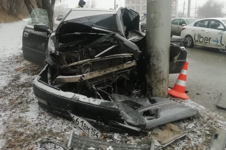 Новосибирский "день жестянщика" отправил Toyota в столб на Фабричной
