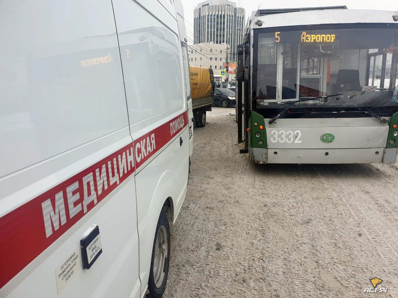 В центре Новосибирска пассажир троллейбуса пострадал в аварии с