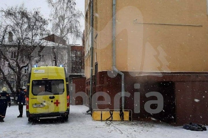 В Новосибирске трое мужчин в подвале лицея № 12 провалились в яму с