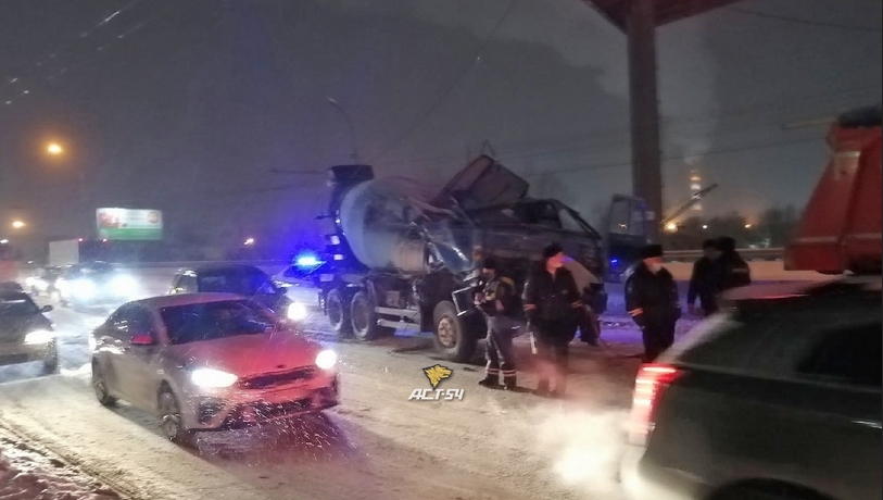 В Новосибирске автовышка с бетономешалкой столкнулись на проезде