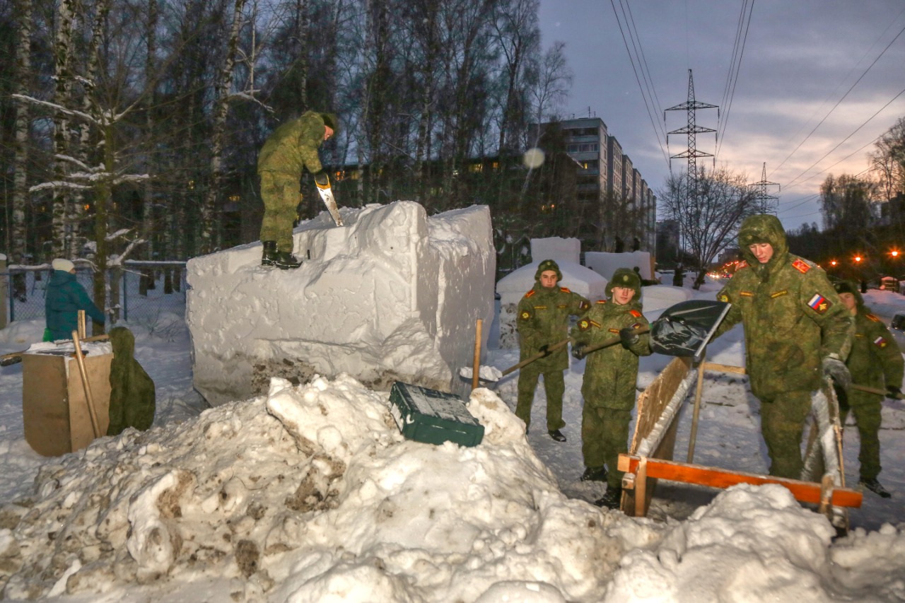 Неизвестные в Новосибирске разломали снежную крепость у НВВКУ