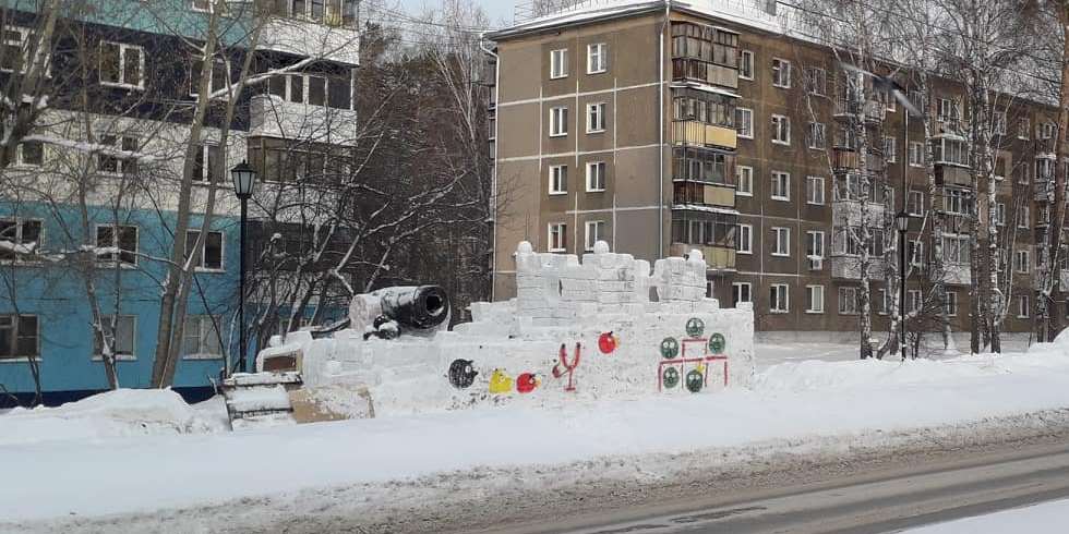 Неизвестные в Новосибирске разломали снежную крепость у НВВКУ