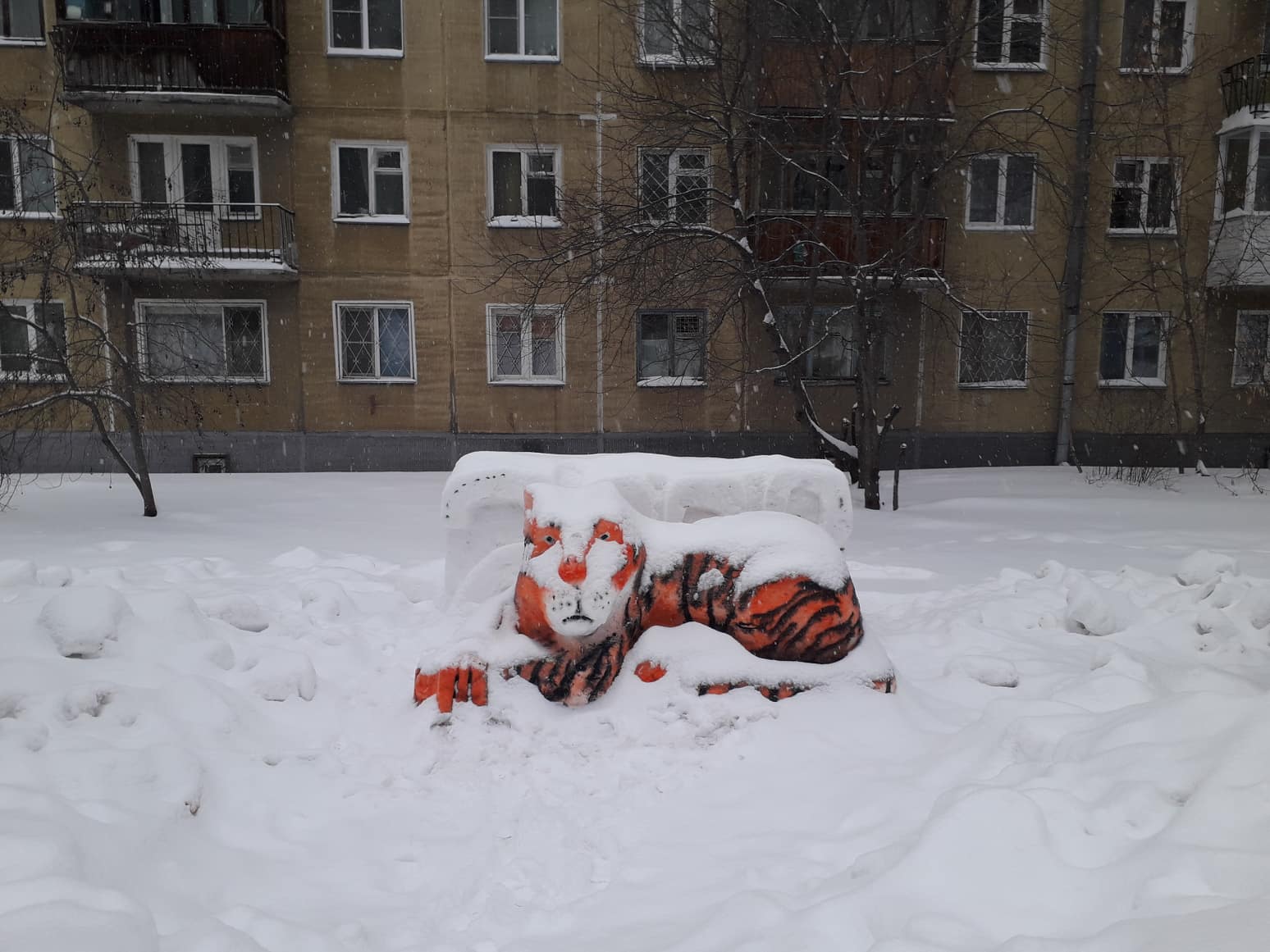 Неизвестные в Новосибирске разломали снежную крепость у НВВКУ