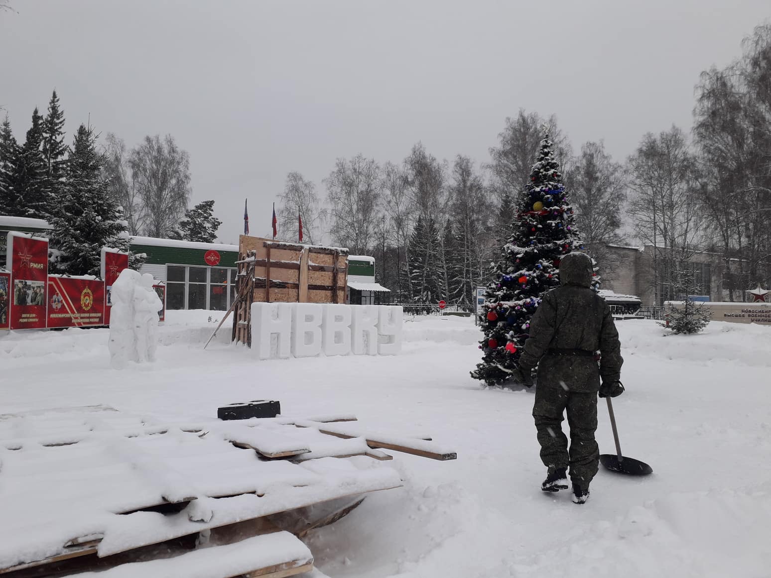 Неизвестные в Новосибирске разломали снежную крепость у НВВКУ