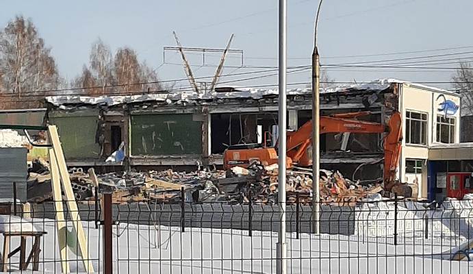 В Новосибирске начался снос торгового центра «Эрнест»