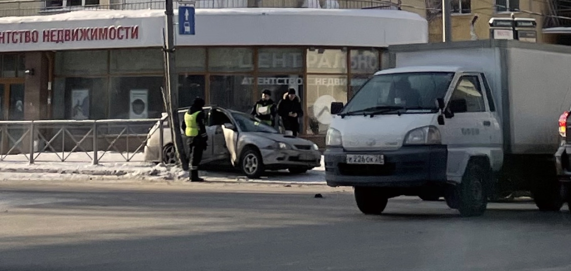 В центре Новосибирска водитель Toyota повредил позвоночник в аварии