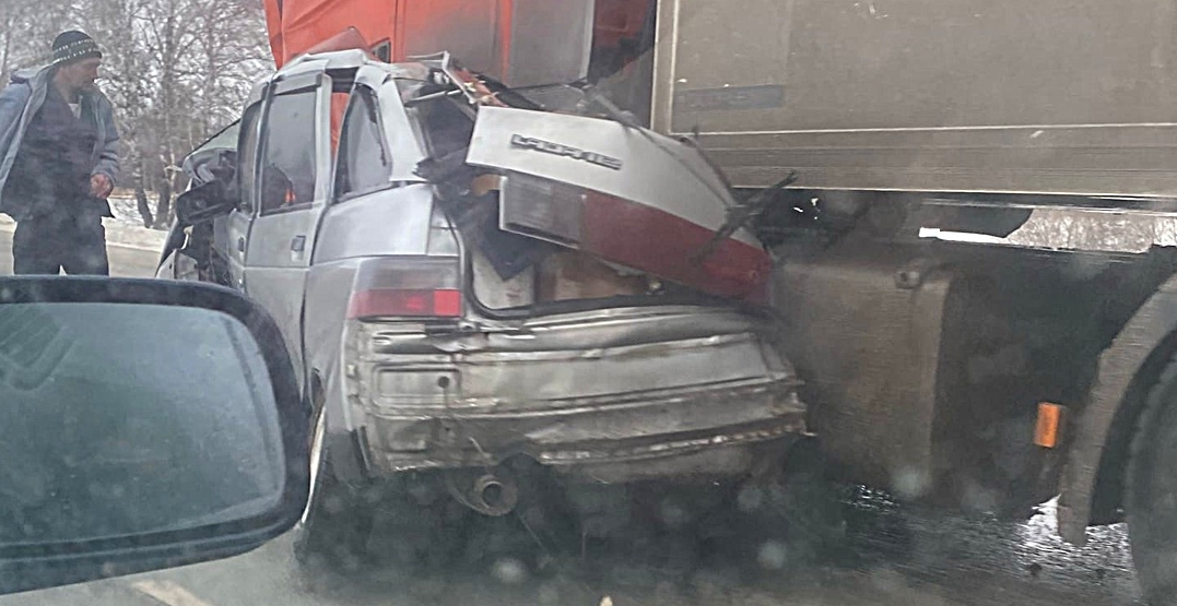 Под Новосибирском в аварии с фурой погибли два человека