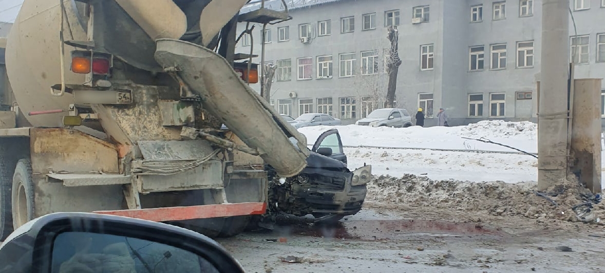 В Новосибирске легковушка разбилась в хлам, столкнувшись с