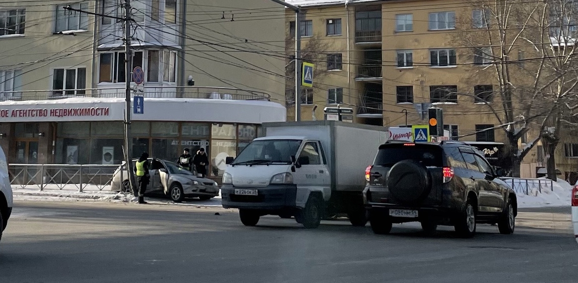 В центре Новосибирска водитель Toyota повредил позвоночник в аварии