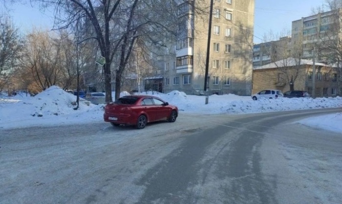 В Новосибирске пьяная девушка на иномарке сбила двух школьниц