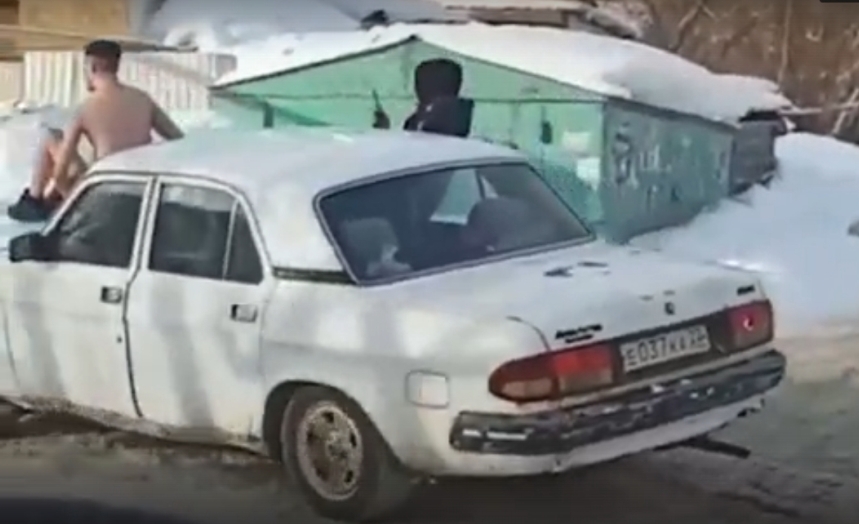 Новосибирец прокатился голым по городу на капоте &laquo;Волги&raquo;
