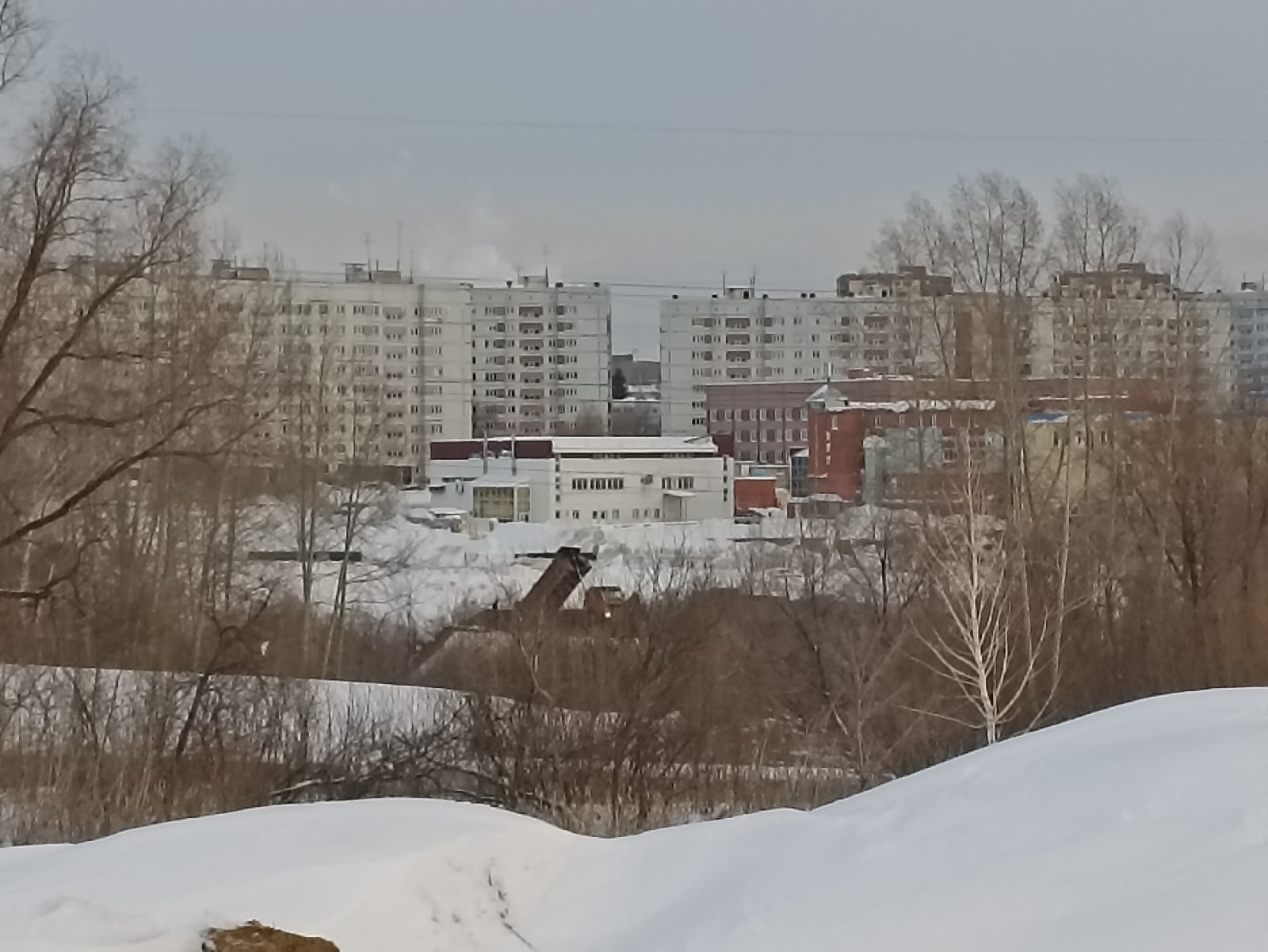 Новосибирцы жалуются на снегоотвалы вблизи жилых домов и гаражей