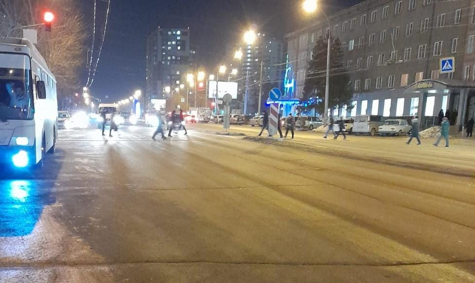 В Новосибирске сбили 8-летнего мальчика и 17-летнюю девушку