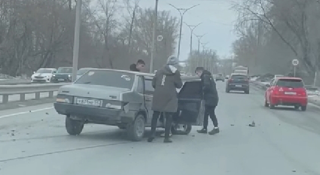 Юный лихач на &laquo;Ладе&raquo; врезался в КАМАЗ на Бердском шоссе