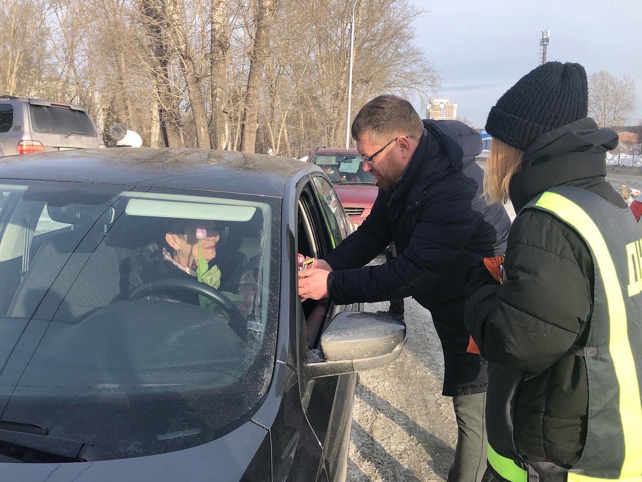 Ежегодная акция &laquo;Цветы для автоледи&raquo; прошла на Шлюзе