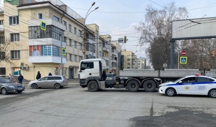 В центре Новосибирска водитель фуры MAN насмерть сбил пенсионерку