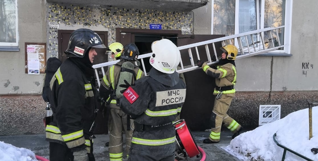 Двух годовалых детей спасли из огня новосибирские пожарные