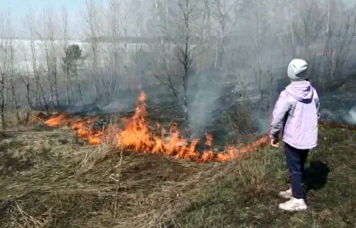 Пожарные тушили пал травы на берегу Обского моря