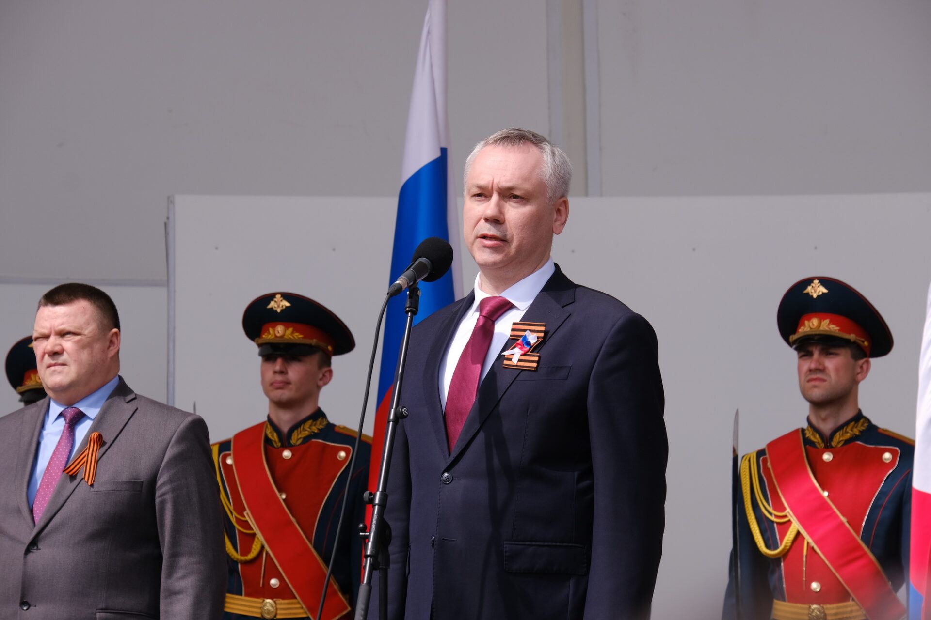 Сотни горожан собрал в центре Новосибирска митинг-концерт &laquo;Zа мир &ndash;