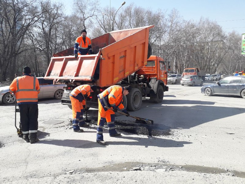 Дороги Новосибирска отремонтируют горячим асфальтом на 110 млн рублей