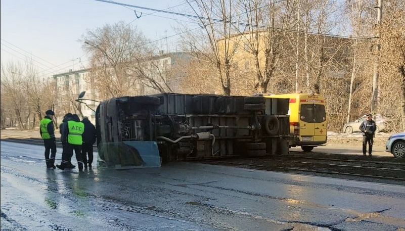 В Новосибирске рухнувший на рельсы грузовик перекрыл движение