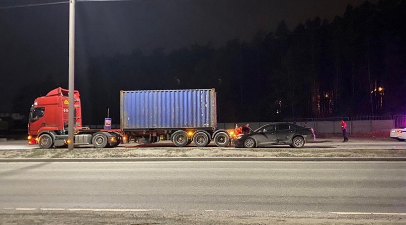 В массовой аварии с тягачом на Бердском шоссе пострадали три человека