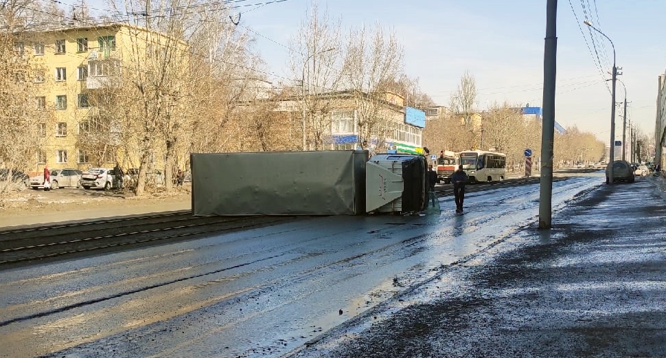 В Новосибирске рухнувший на рельсы грузовик перекрыл движение