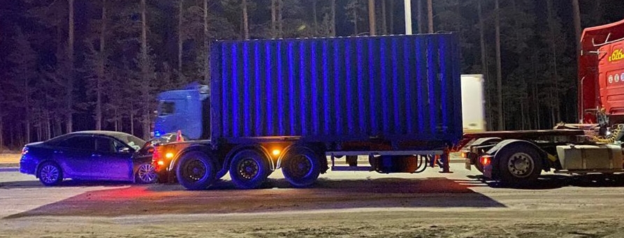 В массовой аварии с тягачом на Бердском шоссе пострадали три человека