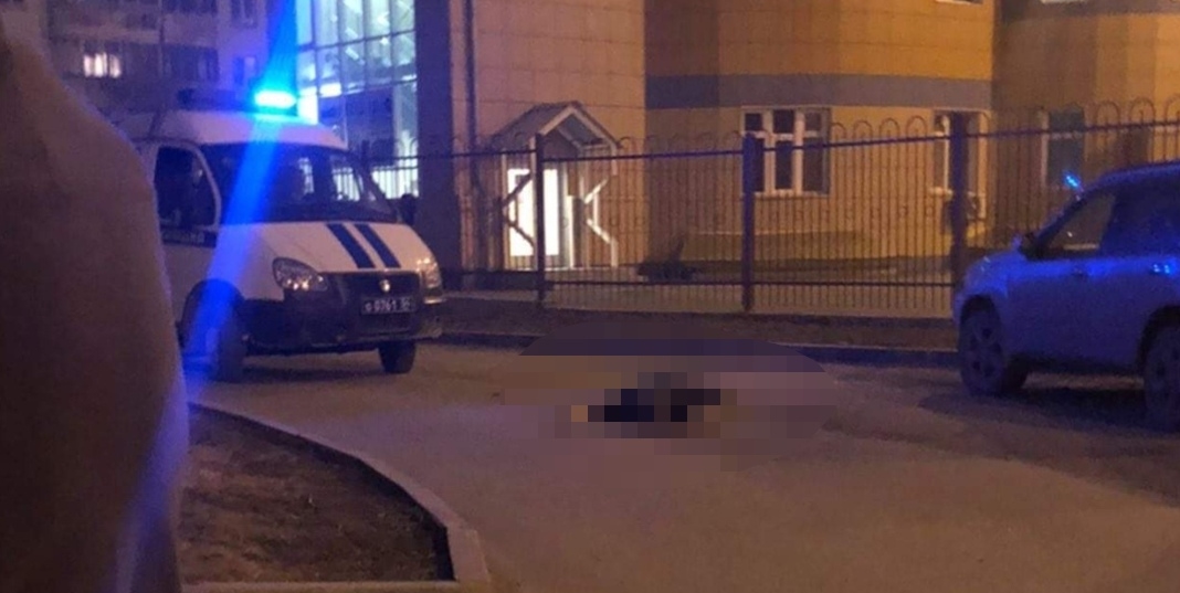 В Новосибирске мужчина и женщина разбились при падении из окон дома