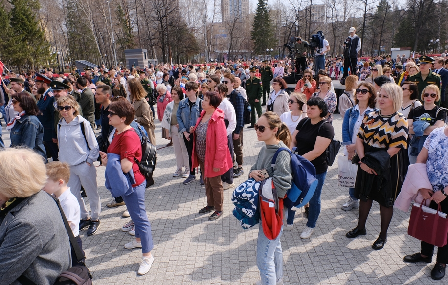 Сотни горожан собрал в центре Новосибирска митинг-концерт &laquo;Zа мир &ndash;