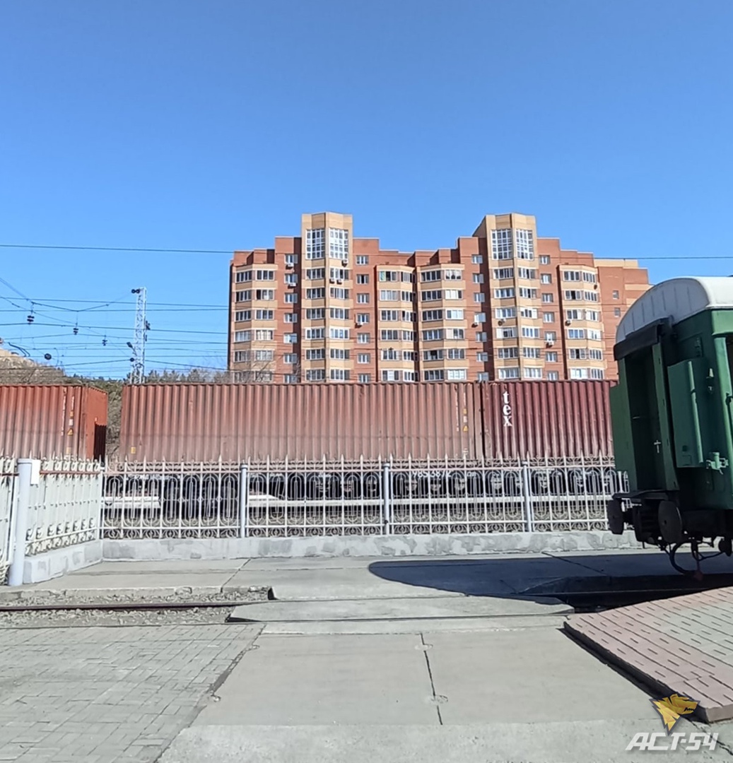 Украинский флаг вновь появился в многоэтажке Академгородка