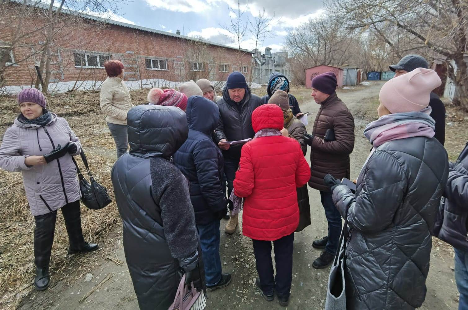 Новосибирцы протестуют против точечной застройки на улице Демакова