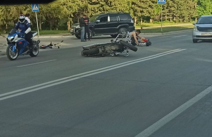 В Новосибирске мотоциклист сбил велосипедиста на проспекте Лаврентьева