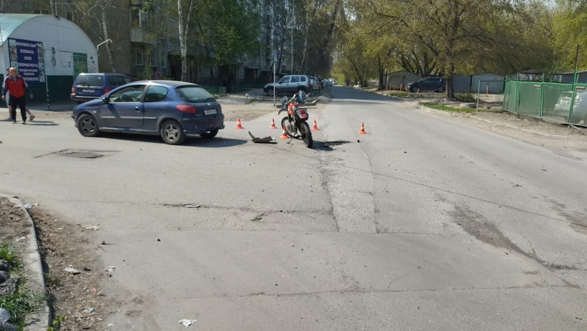 В Новосибирске Peugeot 206 сбил двух подростков на мотоцикле