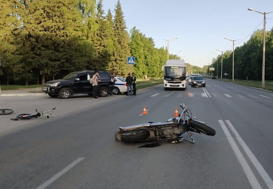 В Новосибирске мотоциклист сбил велосипедиста на проспекте Лаврентьева
