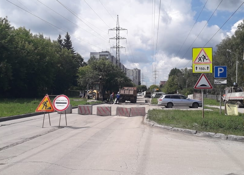 Улицу Иванова перекрыли из-за ремонта теплотрассы