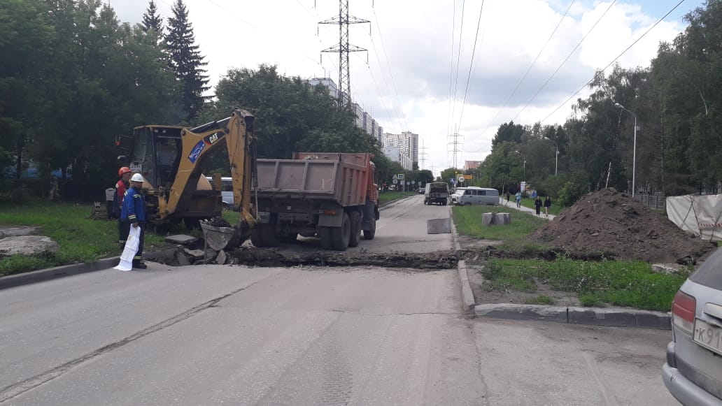 Улицу Иванова перекрыли из-за ремонта теплотрассы