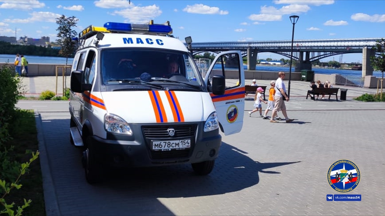 Спасатели отговорили новосибирца прыгать с Октябрьского моста