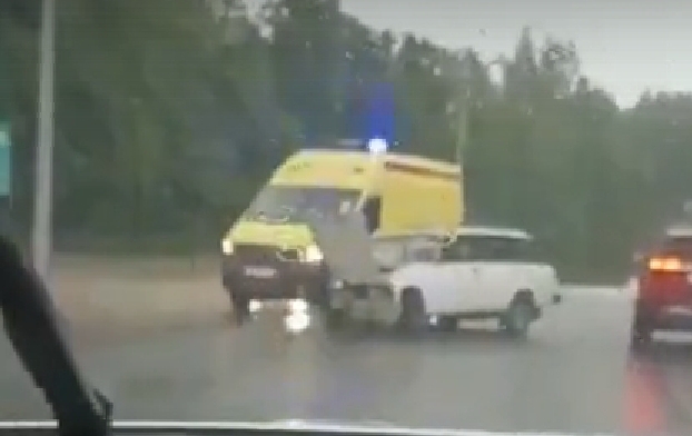 Пожилой водитель &laquo;Жигулей&raquo; пострадал в аварии на проспекте Лаврентьева