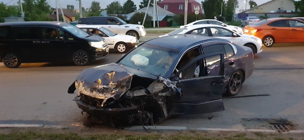 Водитель Lexus GS в Новосибирске устроил массовое ДТП с участием