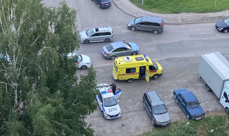 В Новосибирске Toyota сбила самокатчика на Полтавской