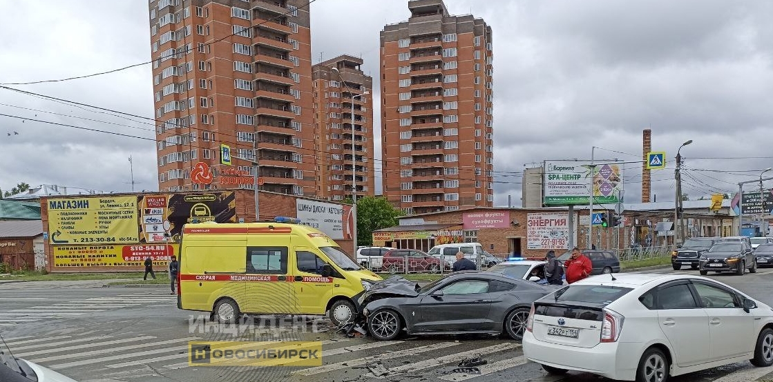 Водитель &laquo;Мустанга&raquo; устроил массовое ДТП с пострадавшей под