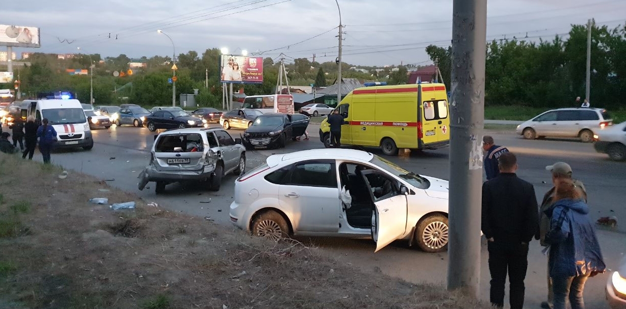 Водитель Lexus GS в Новосибирске устроил массовое ДТП с участием