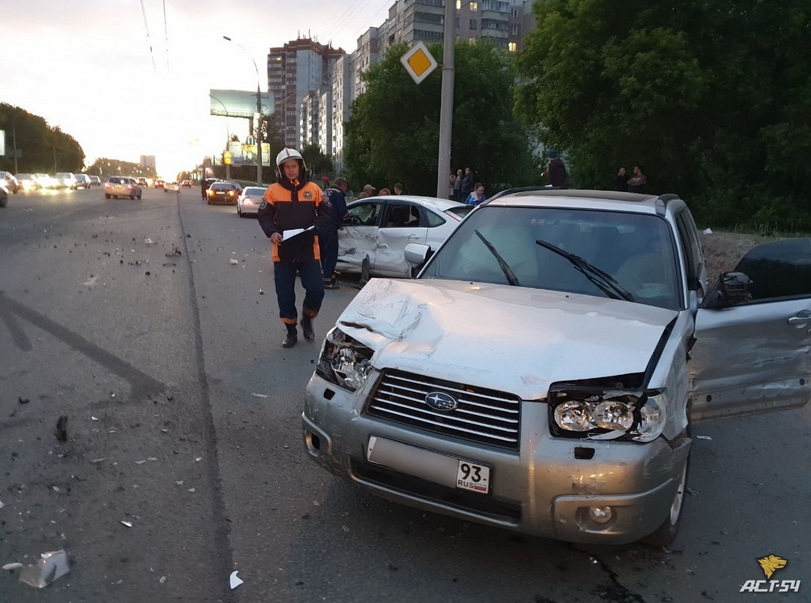 Водитель Lexus GS в Новосибирске устроил массовое ДТП с участием